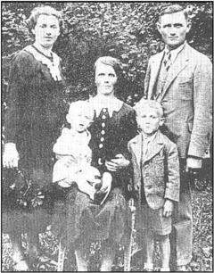 Rodina Kašparova: Pavlína Kašparová (sedící), se synkem Juliem na klíně, po levici její syn Bohumil a manžel, Bohumil Kašpar