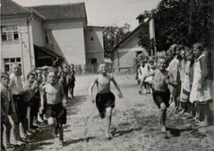 závody v běhu na školní zahradě (v pozadí zadní trakt nynější MŠ).